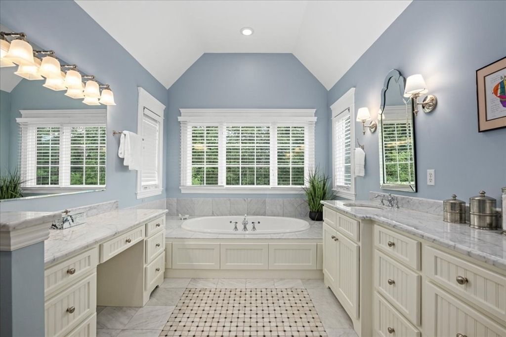 Bathroom, Dual Sink Vanities, Interior, Recessed Lighting