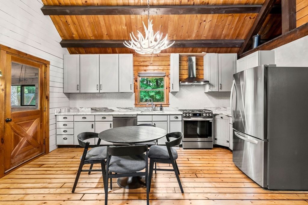 Chandelier, Dining room, Interior, Kitchen, Stainless Steel Appliances, Wooden Beams, Wooden Ceilings, Wood Texture Flooring
