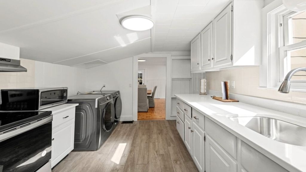Interior, Kitchen, Washer, Wood Texture Flooring