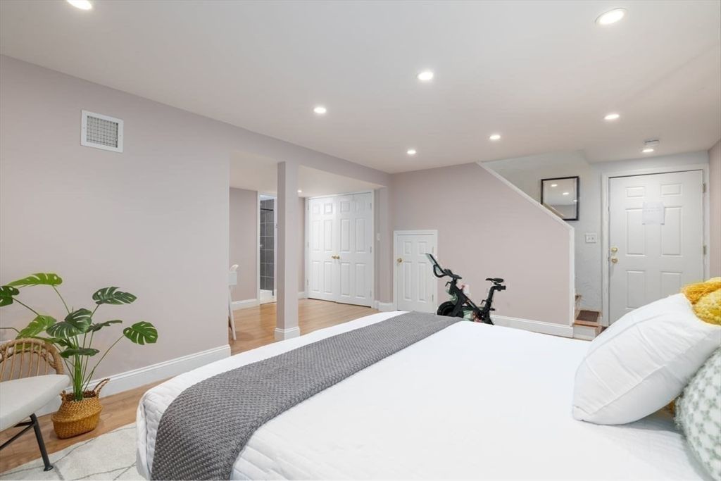 Bedroom, Fitness Equipment, Interior, Recessed Lighting, Wood Texture Flooring