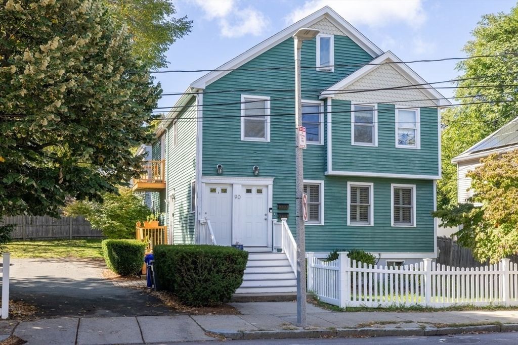 Attached, Exterior, Facade, Queen Anne Victorian