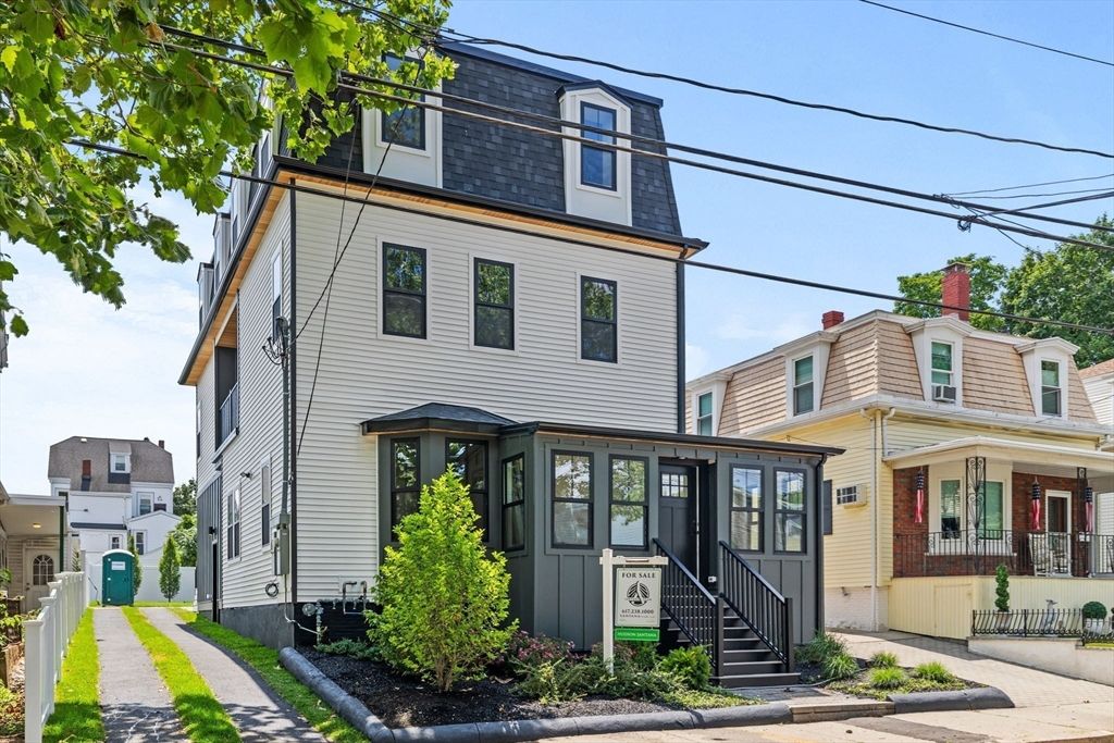 Exterior, Facade, Queen Anne Victorian