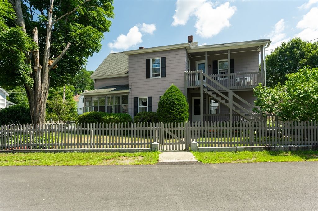 Exterior, Facade, Rowhouse