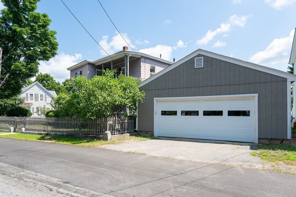 Attached, Exterior, Facade, American Craftsman