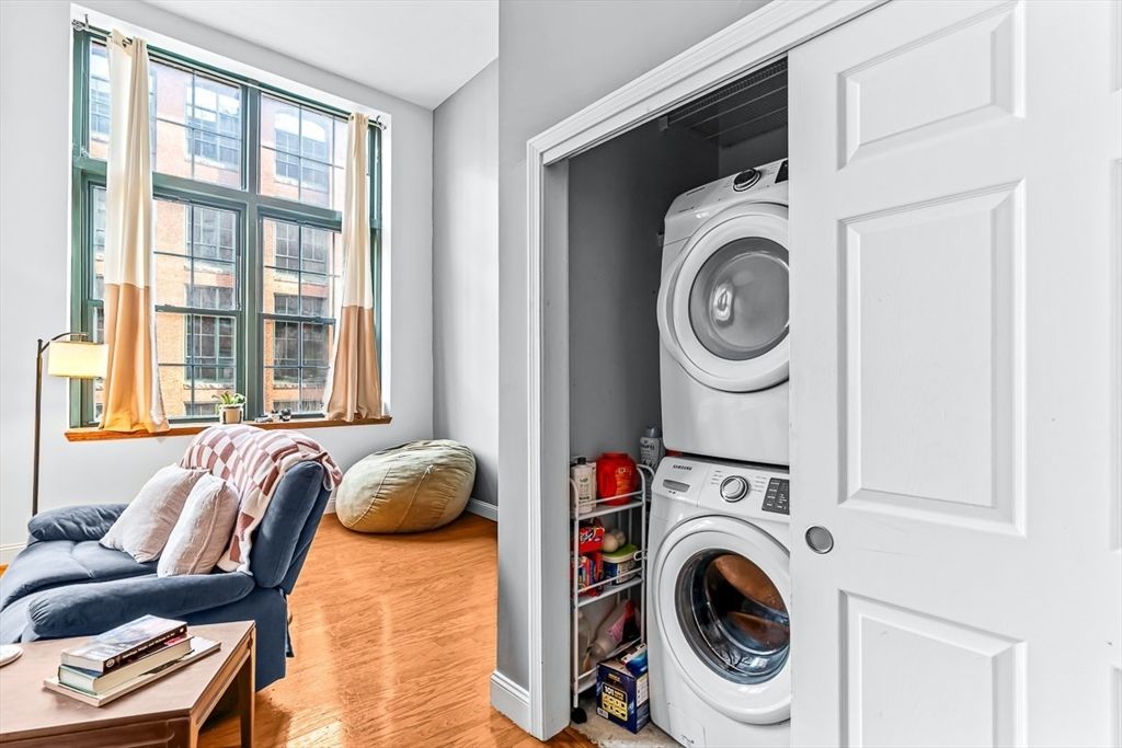 Interior, Utility Closets, Washer, Wood Texture Flooring