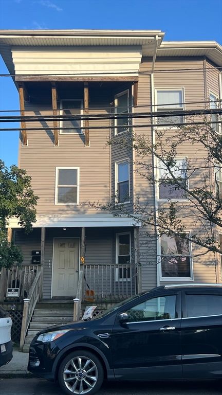 Exterior, Facade, Rowhouse