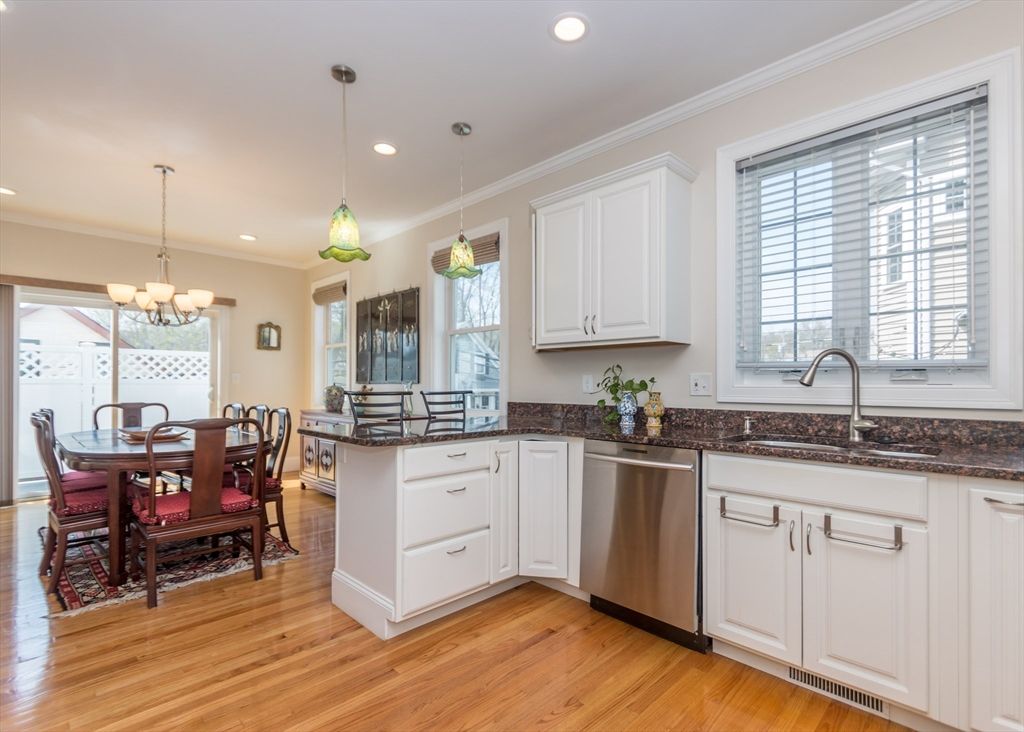Chandelier, Dining room, Interior, Kitchen, Pendant Lights, Recessed Lighting, Wood Texture Flooring