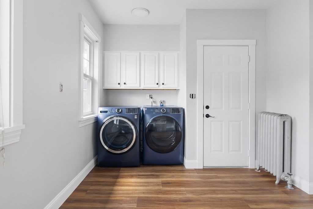Interior, Washer, Wood Texture Flooring