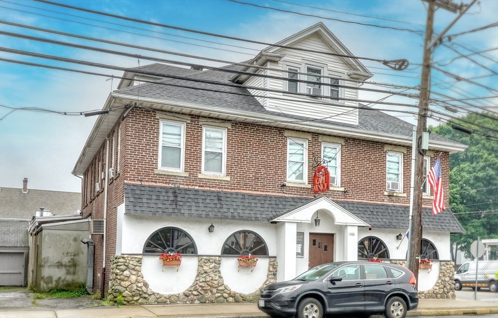 Exterior, Facade, Brick Facade, Georgian