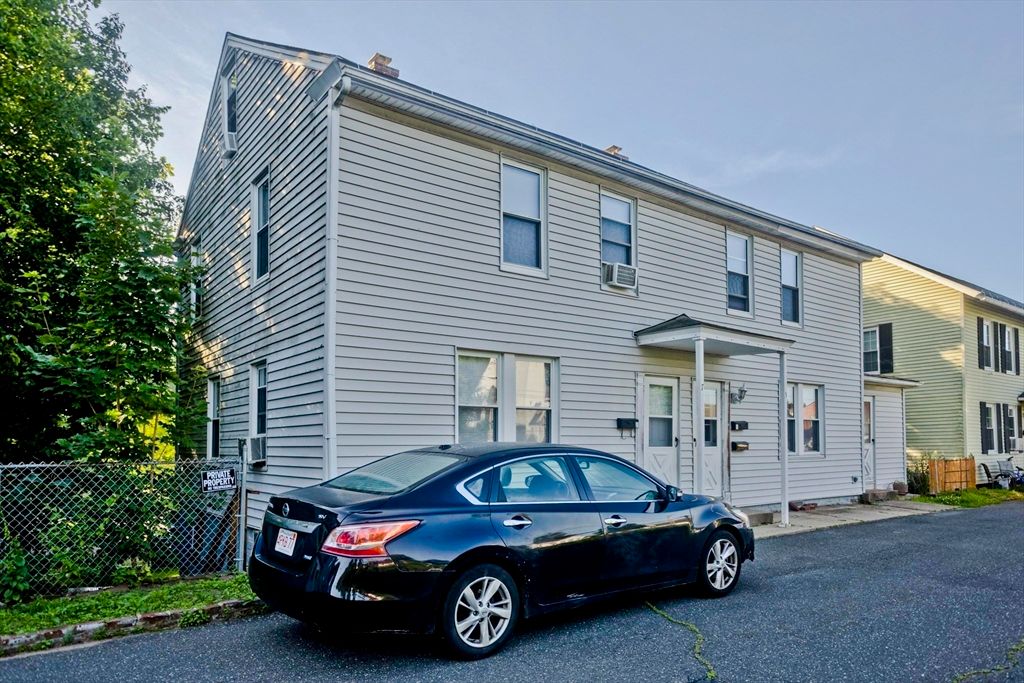 Exterior, Facade, Rowhouse