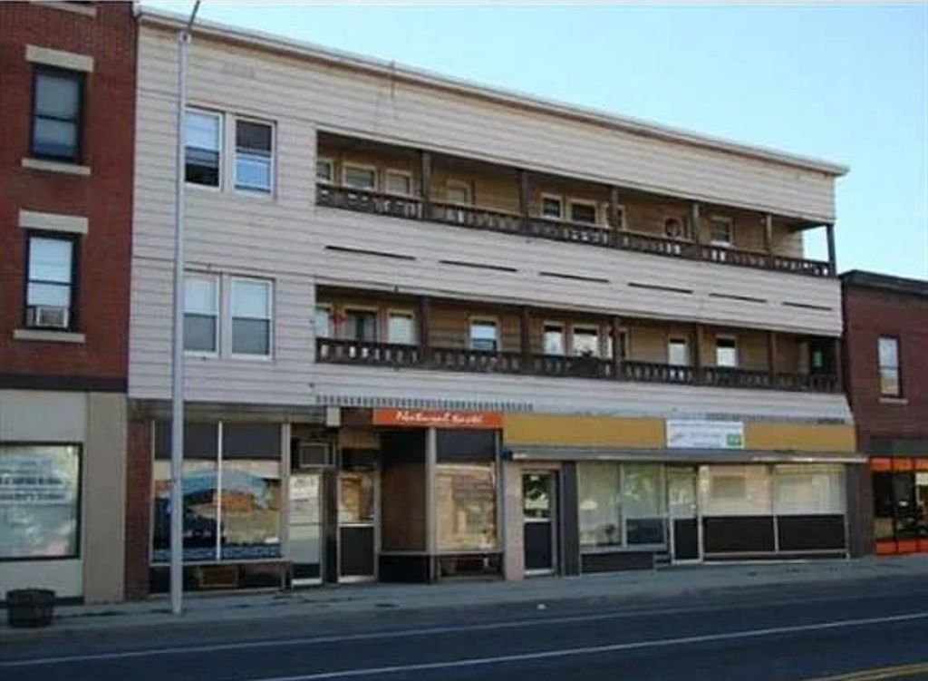 Exterior, Facade, Rowhouse