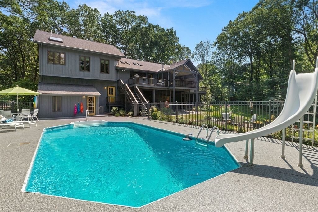 Exterior, Playground, Pool
