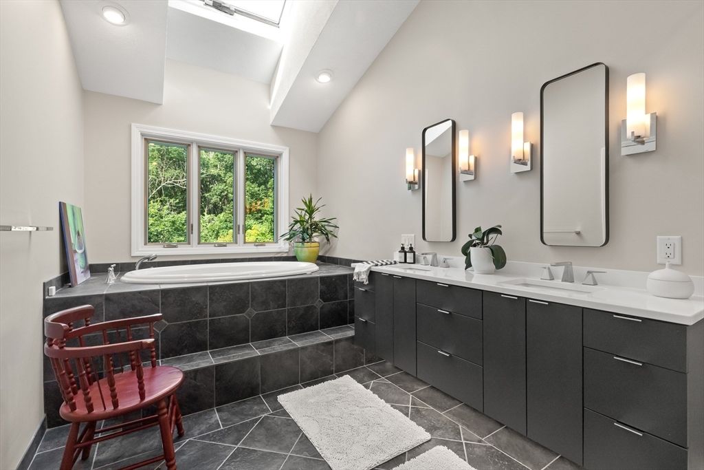 Bathroom, Dual Sink Vanities, Interior, Recessed Lighting
