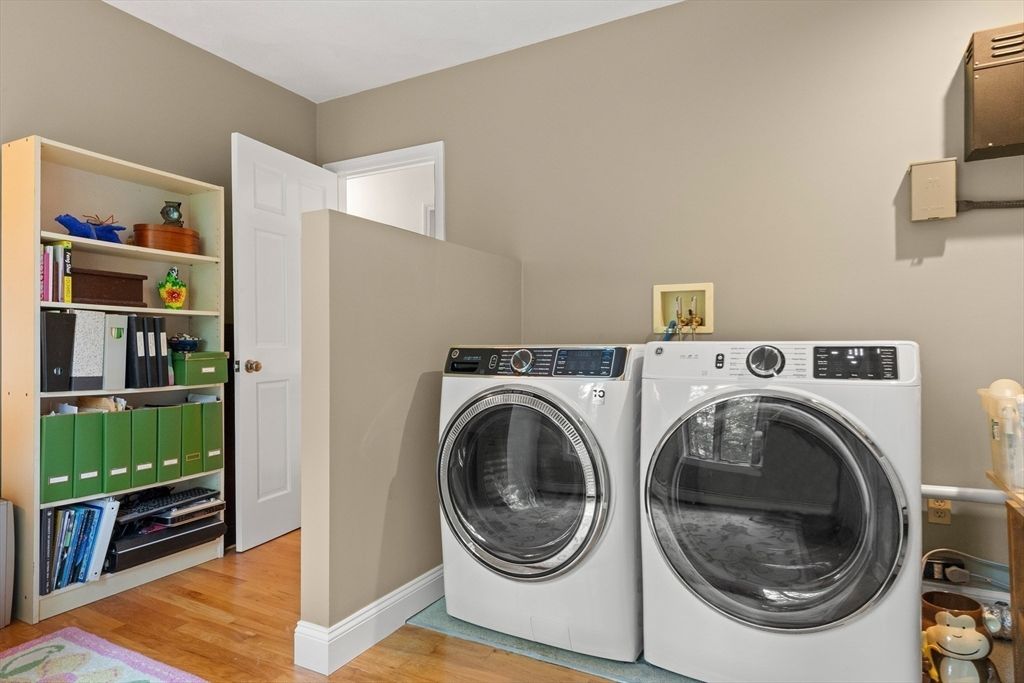 Interior, Washer, Wood Texture Flooring