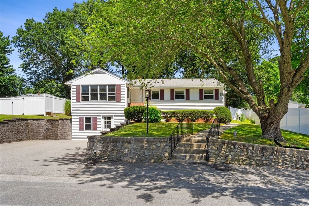 Backyard, Exterior, Facade, Raised Ranch