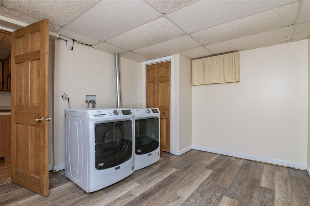 Interior, Washer, Wood Texture Flooring