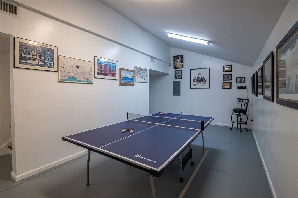 Game Room, Interior