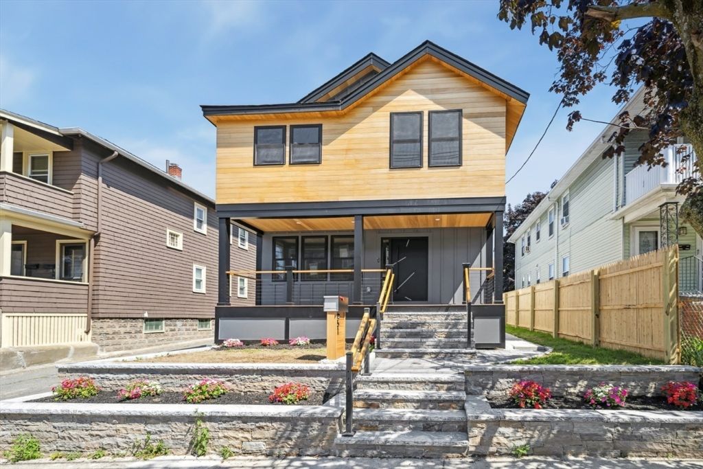 Exterior, Facade, Modern