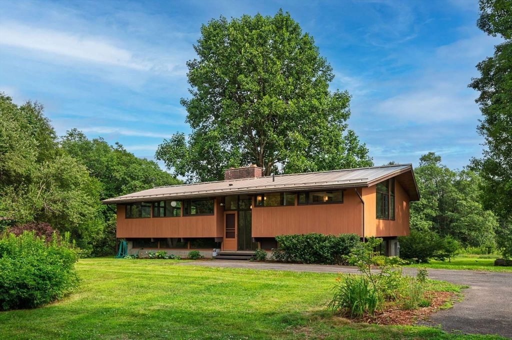 Backyard, Exterior, Facade, Raised Ranch
