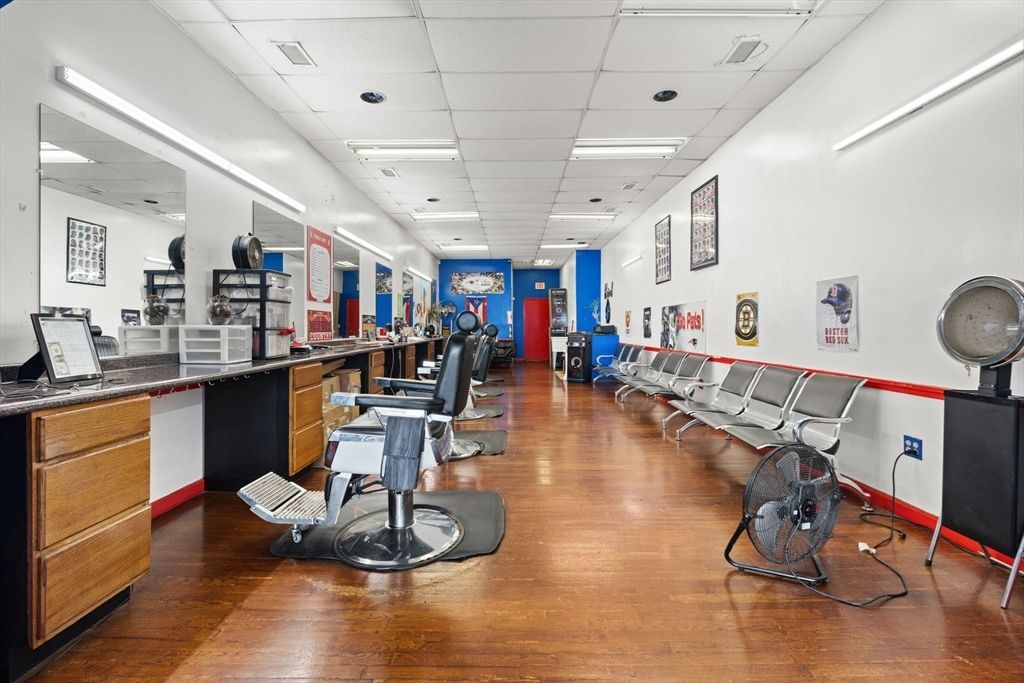 Fitness Equipment, Interior, Recessed Lighting, Wood Texture Flooring