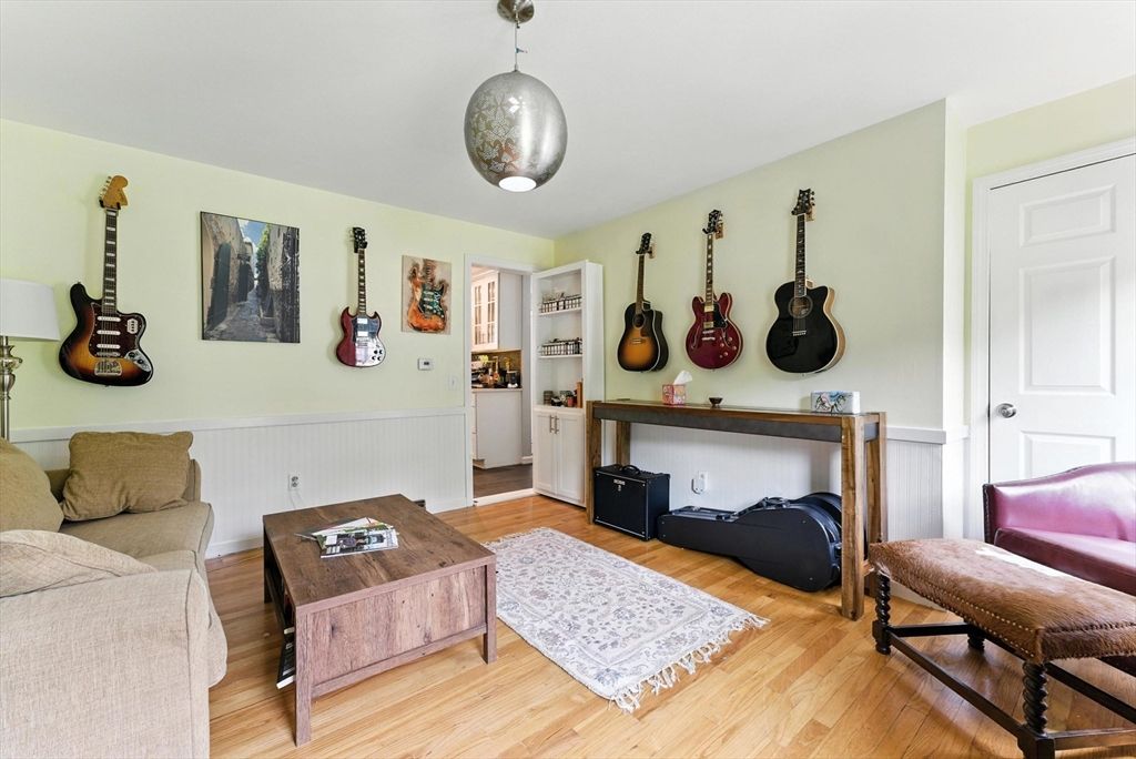 Interior, Pendant Lights, Wood Texture Flooring