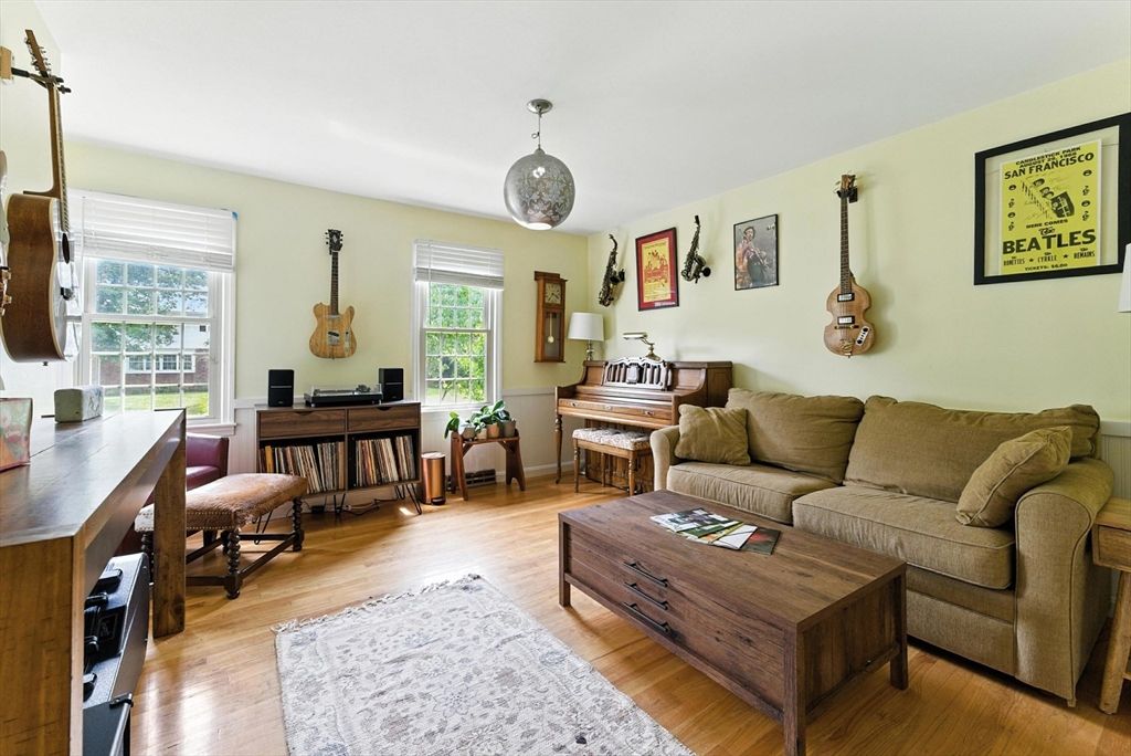 Interior, Living room, Pendant Lights, Piano, Wood Texture Flooring