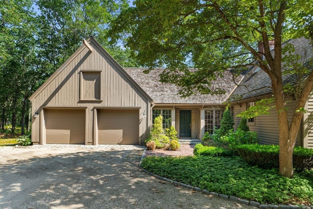 Attached, Exterior, Facade, Cape Cod