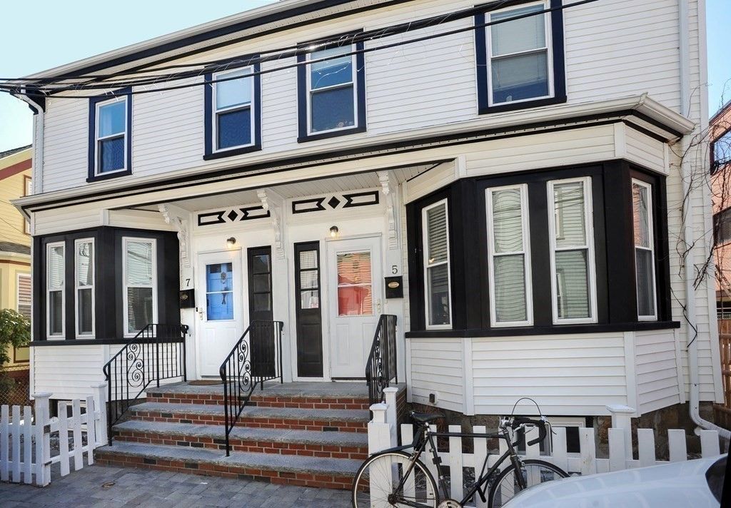 Exterior, Facade, American Foursquare