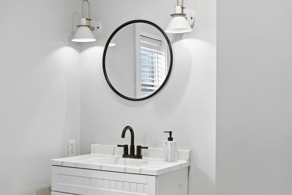 Bathroom, Interior, Pendant Lights, Tile Countertops