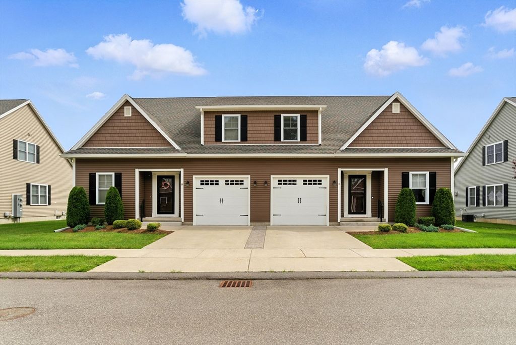 Attached, Exterior, Facade, Ranch