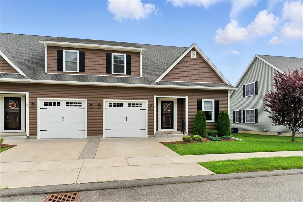 Attached, Exterior, Facade, Ranch