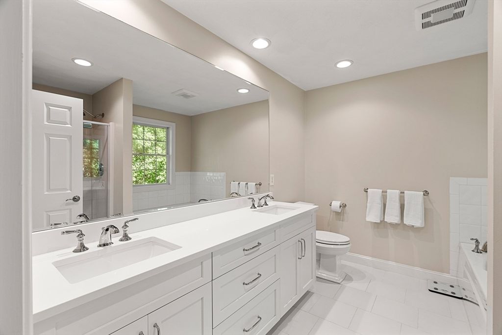 Bathroom, Dual Sink Vanities, Interior, Recessed Lighting