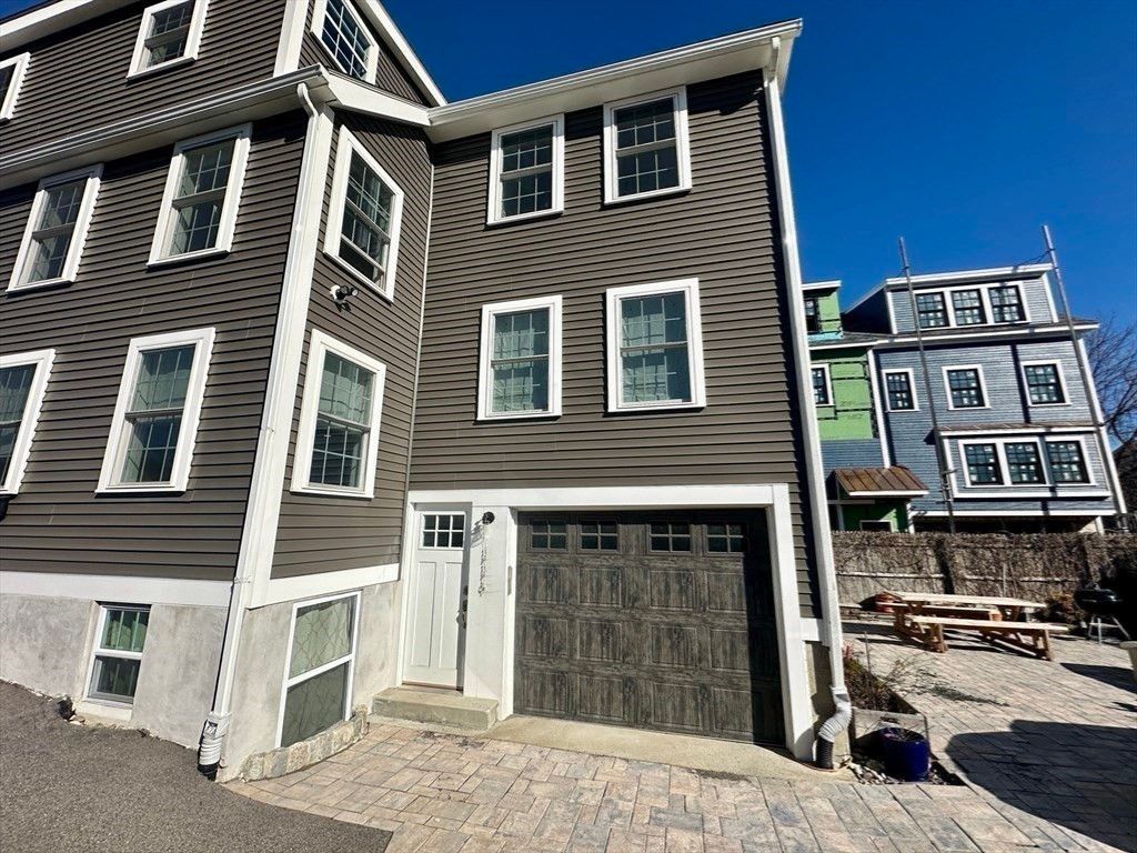 Attached, Exterior, Facade, Rowhouse