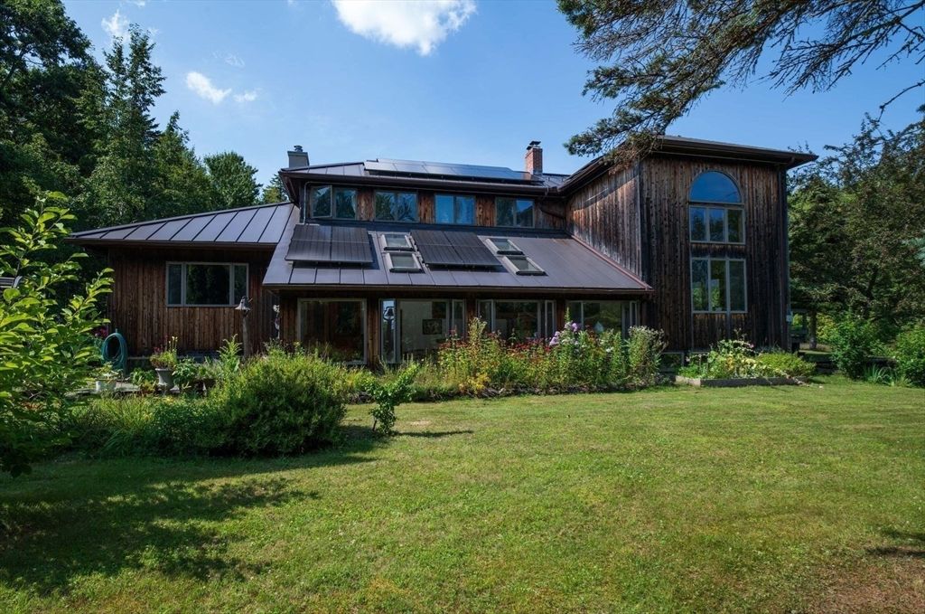 Backyard, Exterior, Facade, Solar Panels, Modern