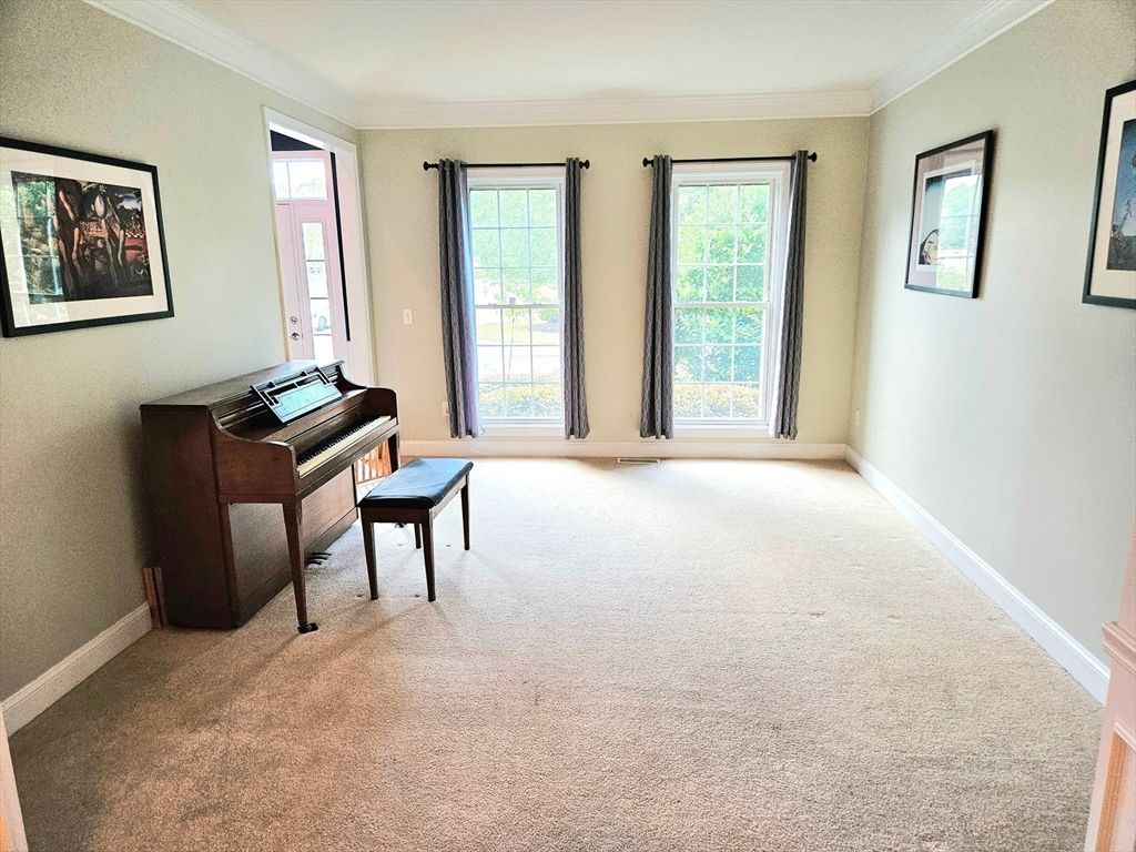 Interior, Piano