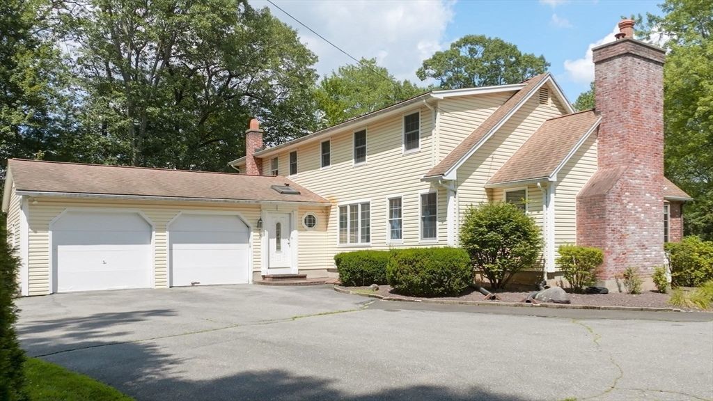 Attached, Exterior, Facade, Cape Cod