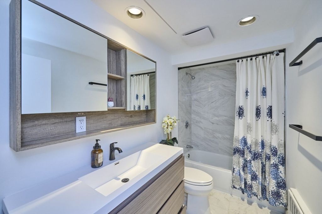 Bathroom, Interior, Marble, Marble Walls, Recessed Lighting