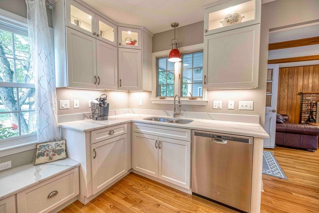 Interior, Kitchen, Pendant Lights, Wood Texture Flooring