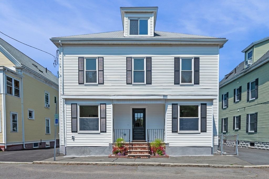 Exterior, Facade, American Foursquare