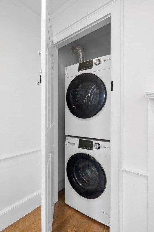 Interior, Utility Closets, Washer, Wood Texture Flooring