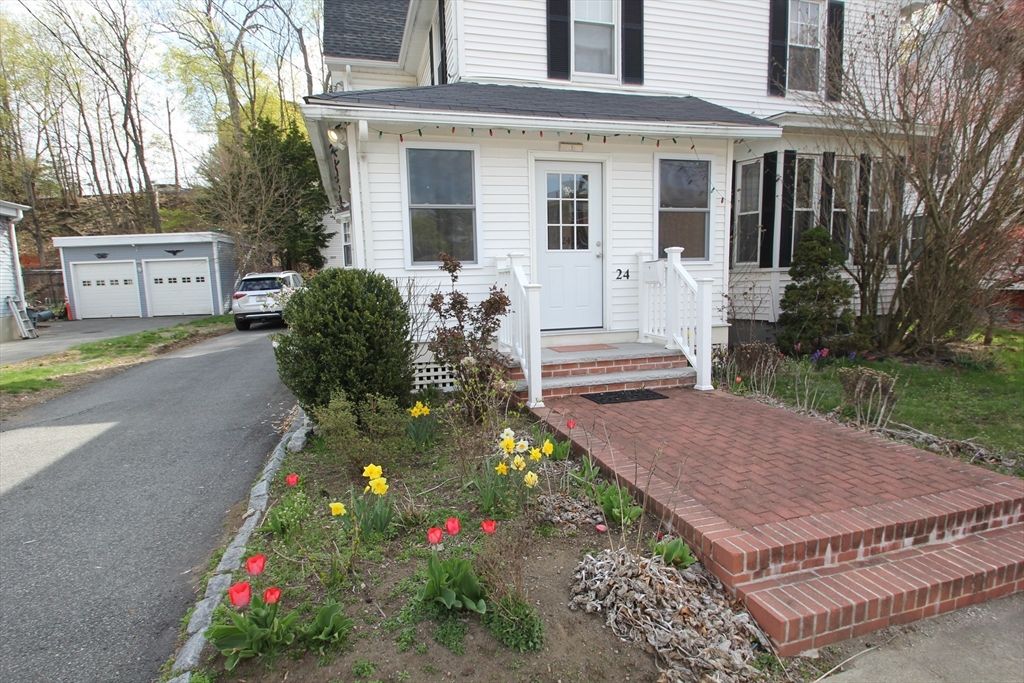 Exterior, Facade, American Foursquare