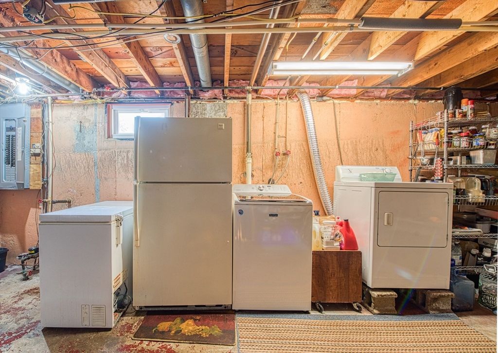 Interior, Washer, Wooden Beams