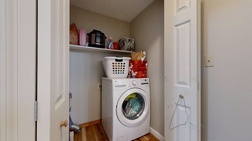 Interior, Utility Closets, Washer, Wood Texture Flooring