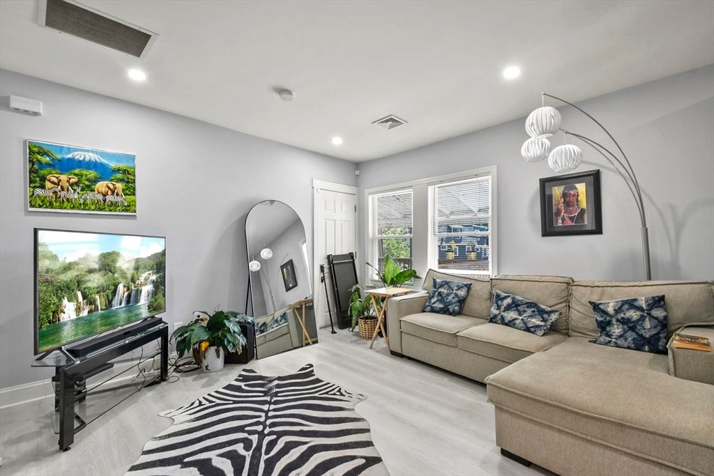 Interior, Living room, Pendant Lights, Recessed Lighting