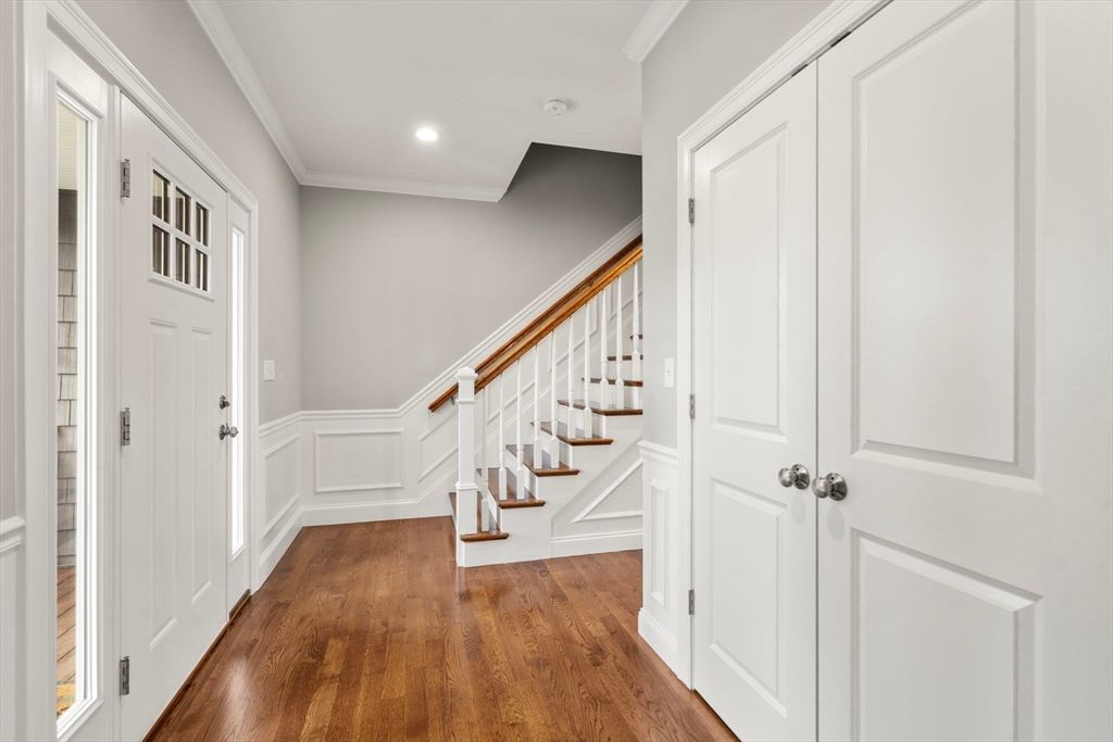 Interior, Recessed Lighting, Wood Texture Flooring