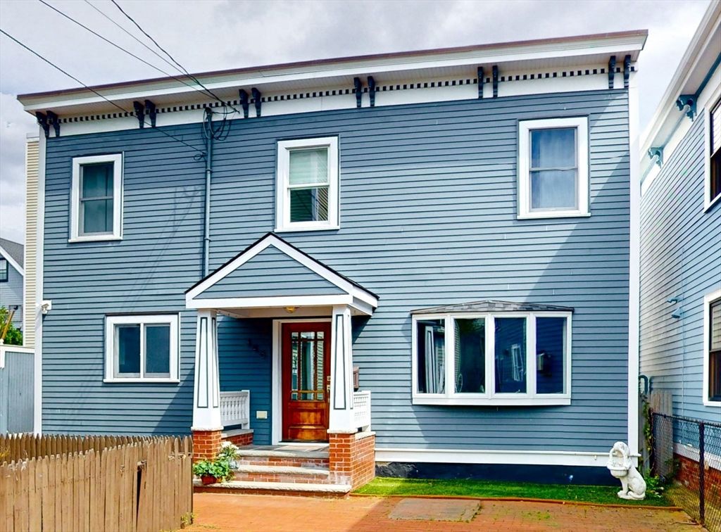 Exterior, Facade, Rowhouse