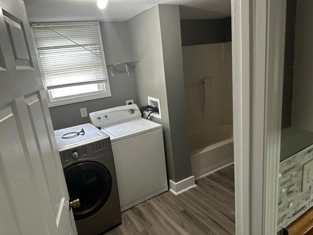 Interior, Utility Closets, Washer, Wood Texture Flooring