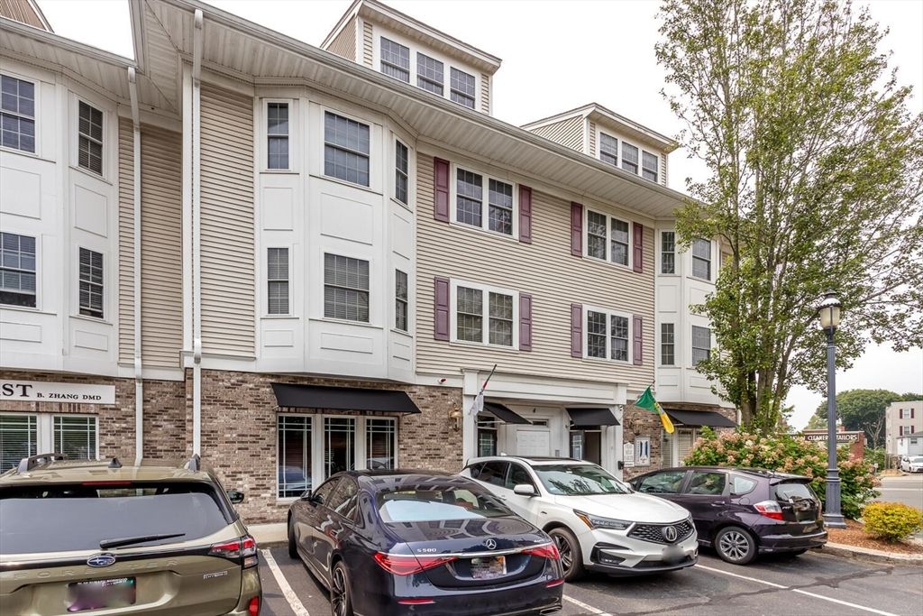 Exterior, Facade, Brick Facade, Rowhouse