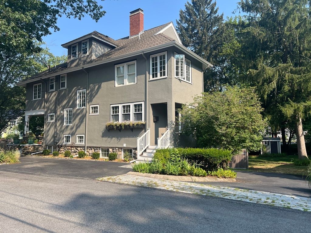 Exterior, Facade, American Foursquare