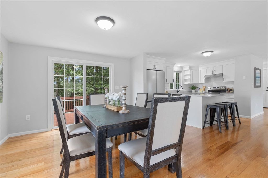 Dining room, Interior, Kitchen, Stainless Steel Appliances, Wood Texture Flooring